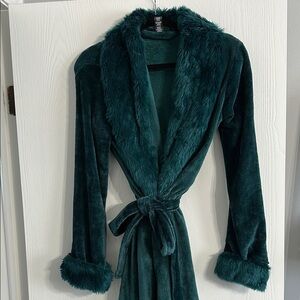 NWOT Tahari Emerald Green Velour Robe with Faux Fur Collar